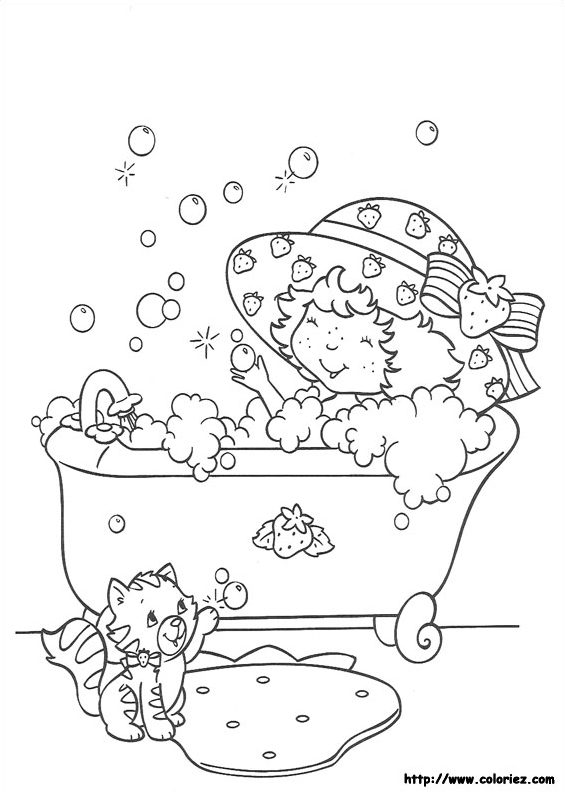 Charlotte aux fraises prend son bain
