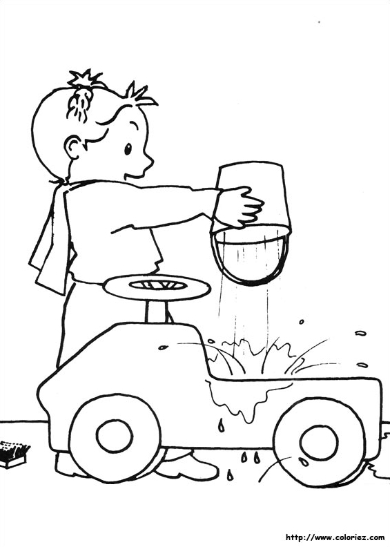 Mimi Cracra lave la voiture