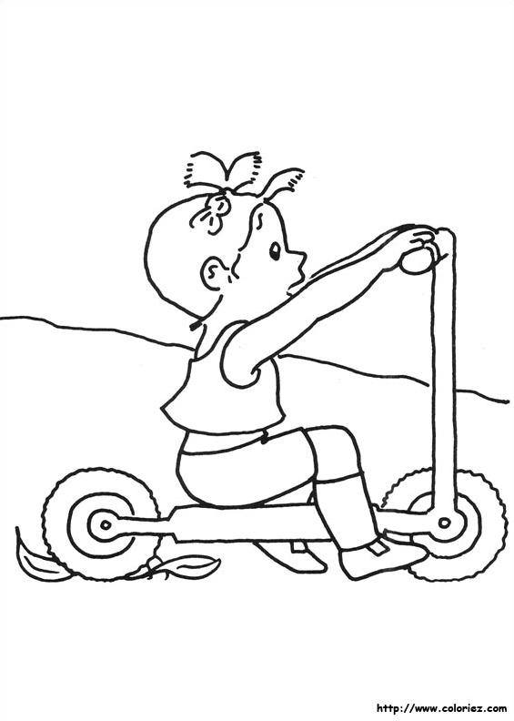 Mimi fait de la trottinette