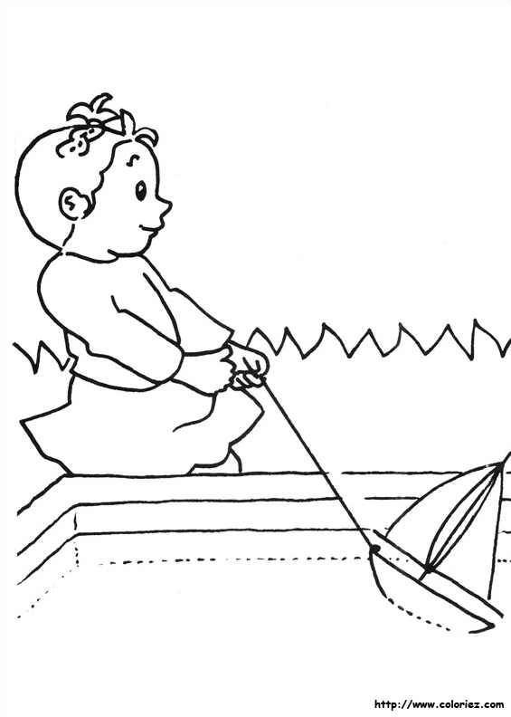 Mimi joue avec un bateau