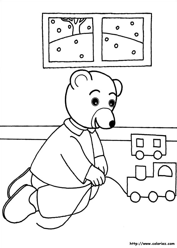 Petit ours brun joue au train