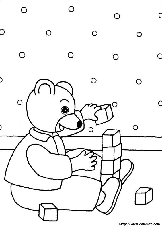 Petit ours brun joue aux cubes