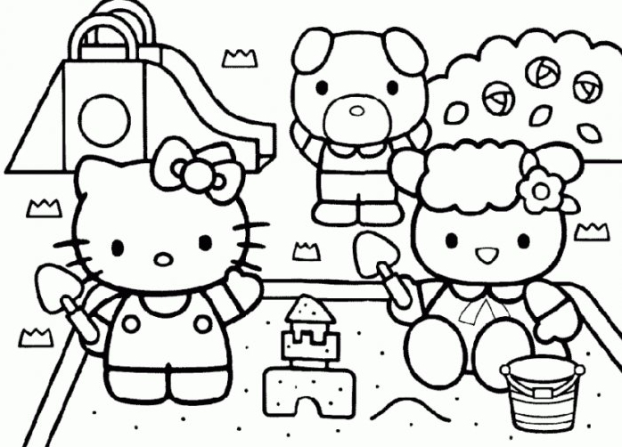 Hello Kitty fait un château de sable